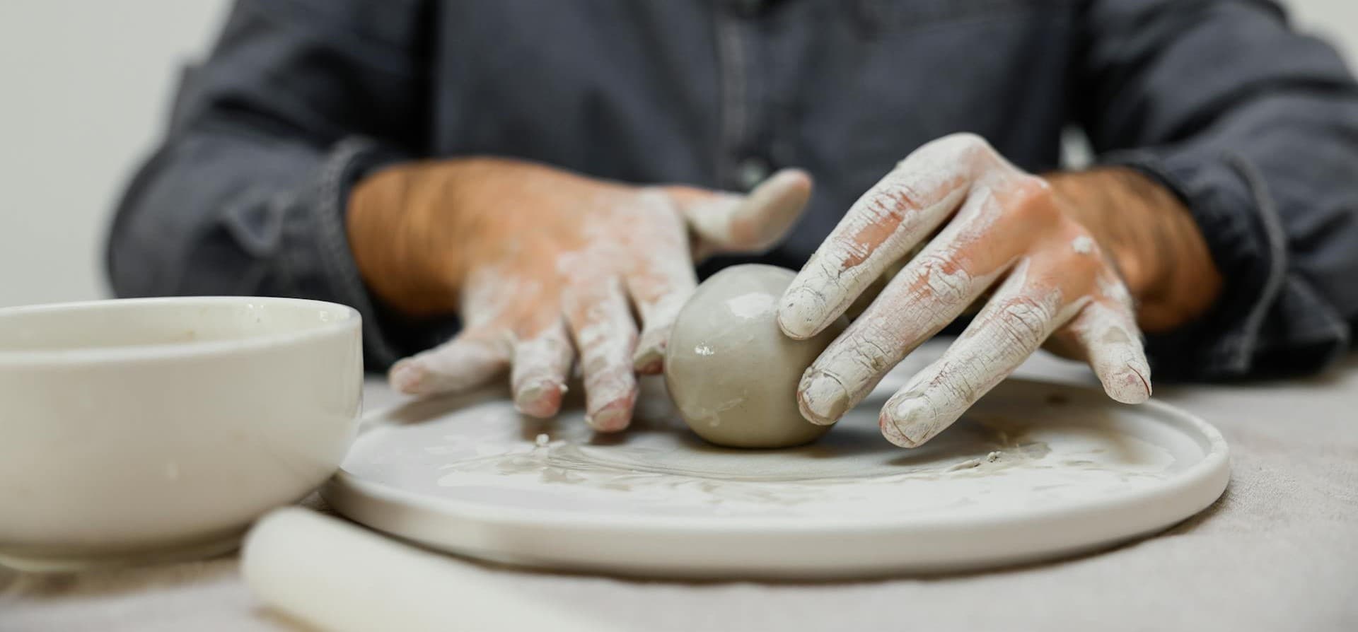 Personne qui fait de la poterie